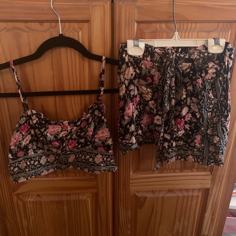 American Eagle 2 Piece Floral Crop Top and Shorts